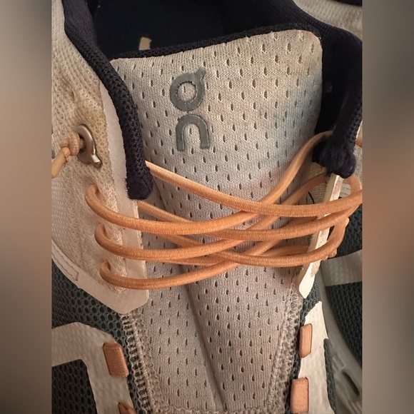 On Cloud 5 Running Shoes Women’s size 9 Gray & White - Picture 8 of 9